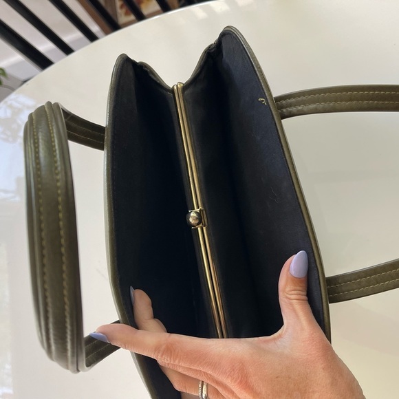 Beautiful Vintage Olive Green Leather Handbag - Picture 3 of 7